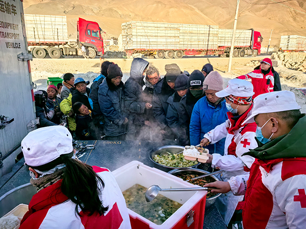 工作人員正在為村民分發(fā)熱氣騰騰的餐食。中國(guó)紅十字會(huì)總會(huì)供圖